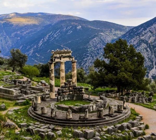 temple-of-apollo-delphi